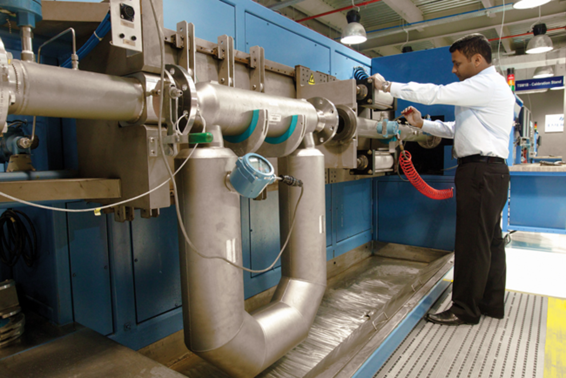 The Micro Motion ELITE High Capacity Coriolis flow meter, which has a flow capacity of up to 120,000 lb/min, can be used for a variety of applications including custody transfer, ship loading, pipeline measurement, and marine bunkering.