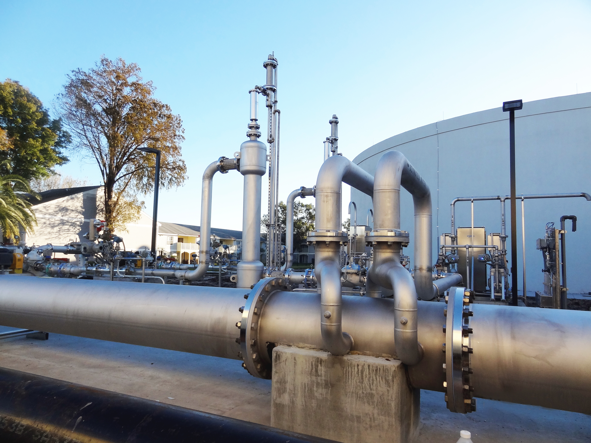 This PFR mixes a sidestream flow with ozone, and then reinjects it to the main flow, maximizing mass transfer. The system design was optimized by CFD software and years of experience.