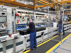 Partitions between the workplaces protect the employees in the assembly area. Partitions between the workplaces protect the employees in the assembly area.