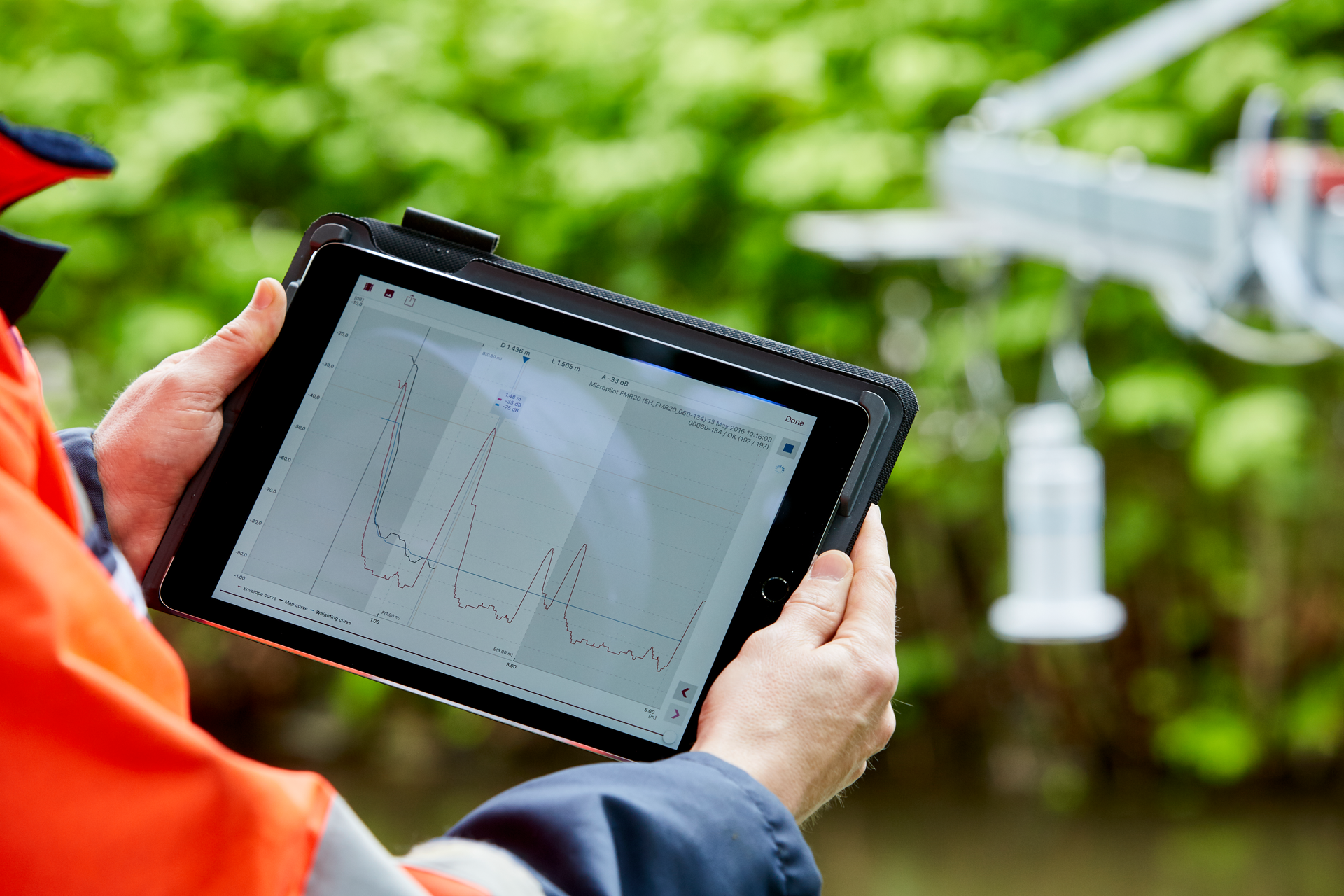 Figure 1: Wireless connectivity provides technicians with plantwide mobile access to instrument information.