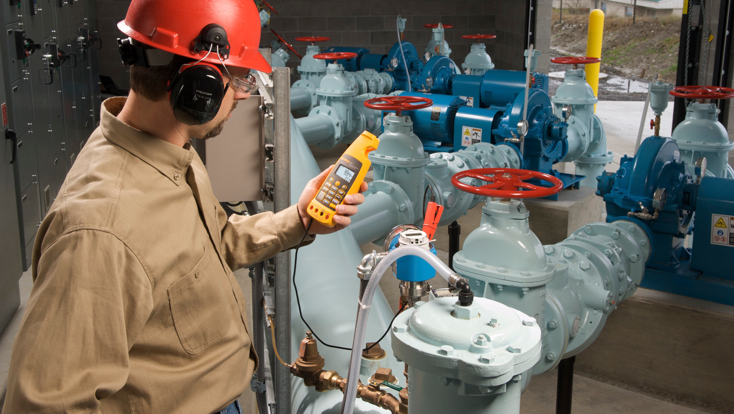 Technicians found time savings using the Fluke 773 mA Process Clamp Meter to measure loop current without breaking the circuit.