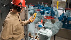 Technicians found time savings using the Fluke 773 mA Process Clamp Meter to measure loop current without breaking the circuit. Technicians found time savings using the Fluke 773 mA Process Clamp Meter to measure loop current without breaking the circuit.