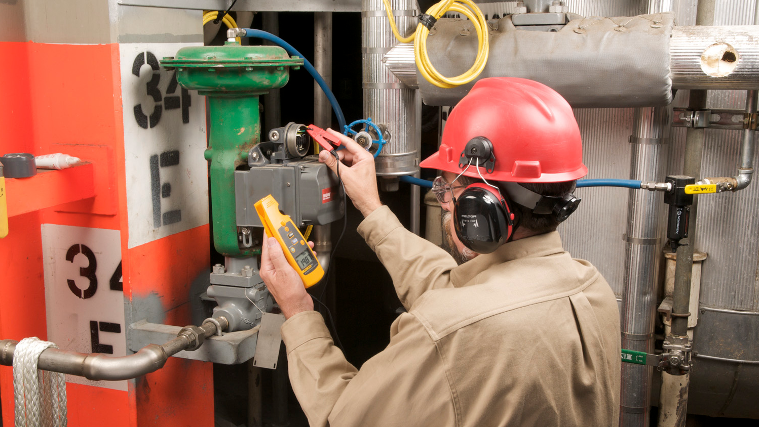 Checking a control system with a Fluke 771 Milliamp Process Clamp Meter.