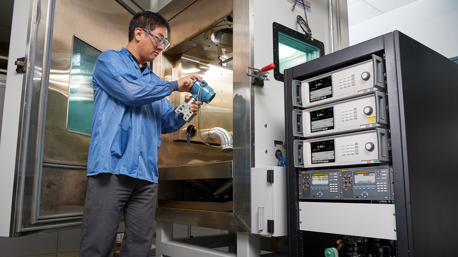 Fluke Calibration 8370A Modular High-Pressure Calibrators can calibrate a wide workload of pressure sensors.