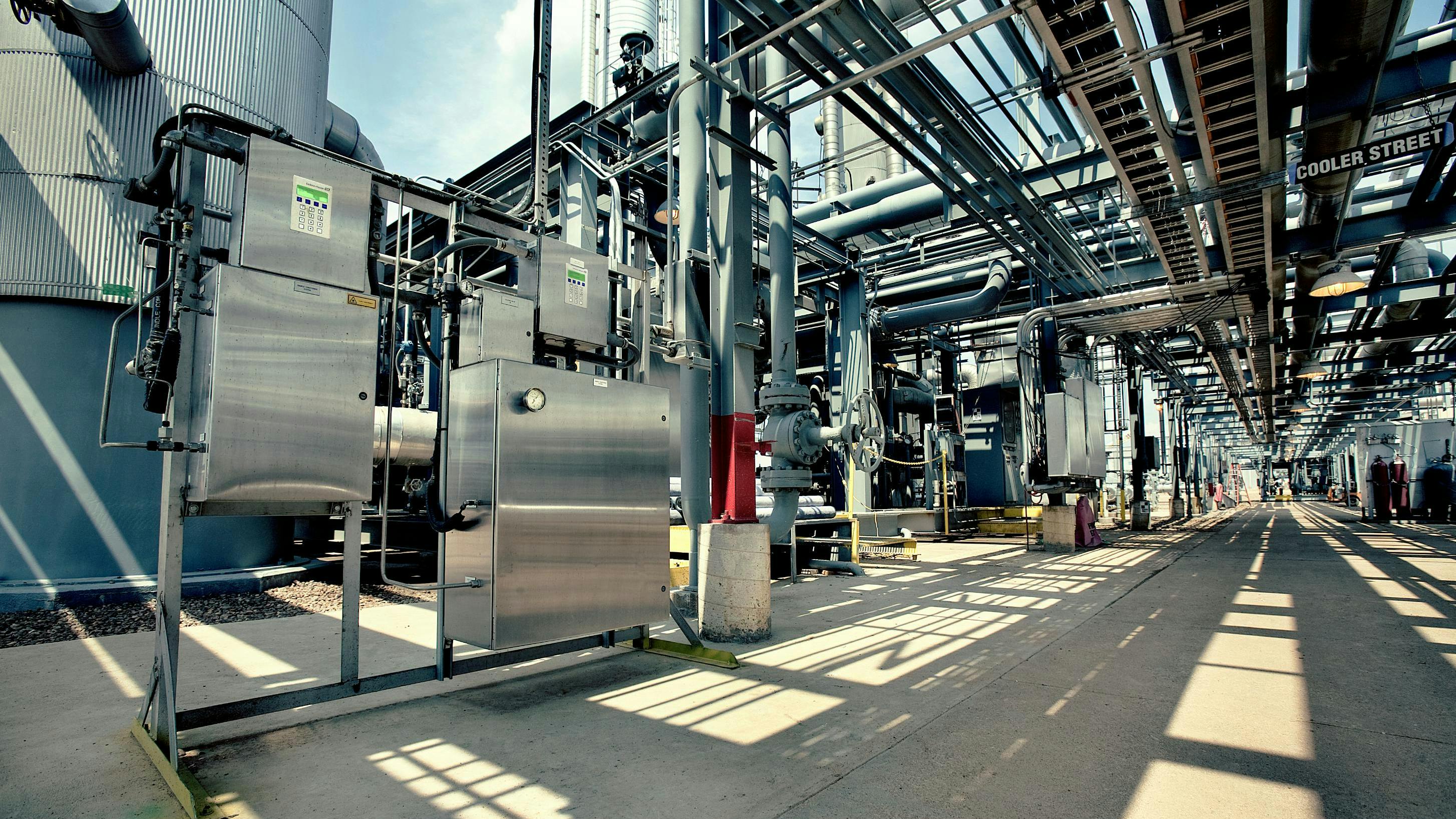 Endress+Hauser's SS2100 TDLAS gas analyzer is used to measure specific gases &mdash; including carbon dioxide, hydrogen sulfide, ammonia and acetylene &mdash; with precision while avoiding interferences that are common in traditional infrared analyzers, requiring little maintenance, recalibration or replacement parts.