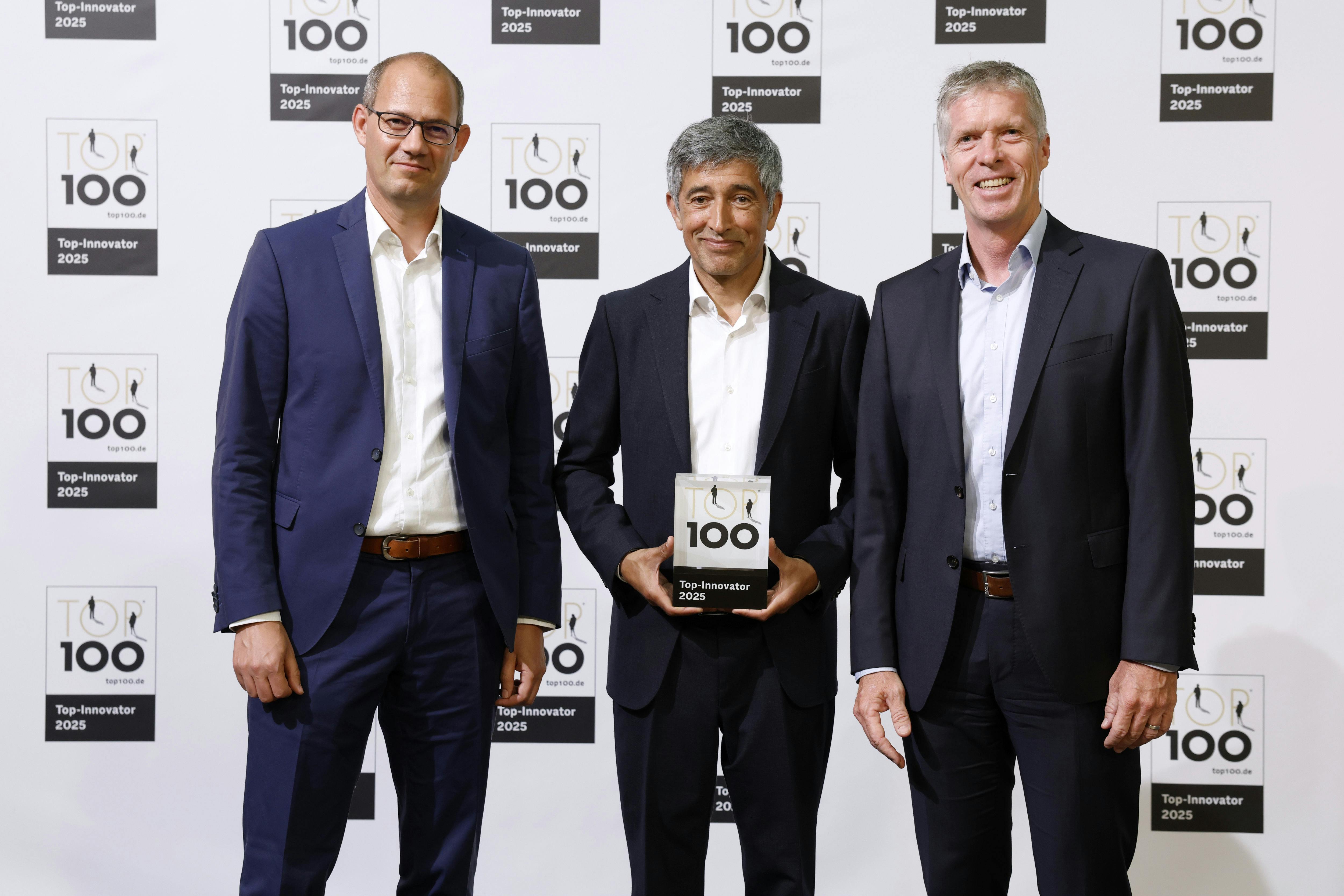 Mentor Ranga Yogeshwar presents the award to Christian Reichert and Simon Z&uuml;hlke from Endress+Hauser Level+Pressure.